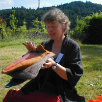 Inge Bauer mostra una borsa