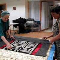 Teresa e Mari controllano il tappeto